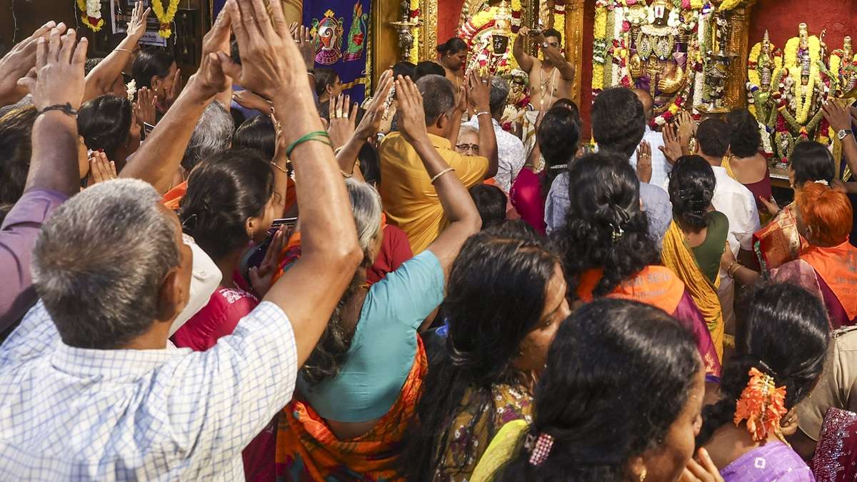 तिरुपति बालाजी मंदिर में श्रद्धालु को सांप ने काटा: दर्शन के लिए लाइन में लगी थी मोनिका, डसते ही निकली चीख