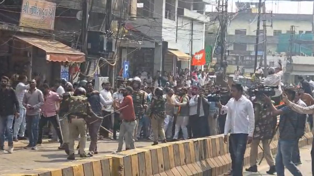 शर्टलेस प्रदर्शन को लेकर इंदौर में भिड़े BJP-कांग्रेस के कार्यकर्ता, दोनों तरफ से किया पथराव; कई घायल