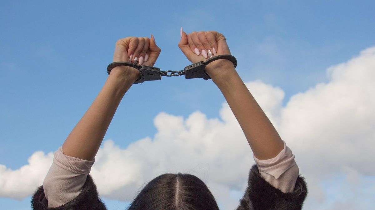 बॉयफ्रेंड के साथ रहने के जुनून ने पहुंचाया जेल, मरने का नाटक कर पति के घर से फरार हुई थी महिला