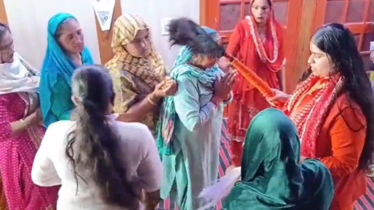 50 रुपये में हर बीमारी के इलाज का दावा, झाड़ा लगवाने के लिए लग रही लंबी-लंबी लाइनें; बाकायदा कट रहा पर्चा