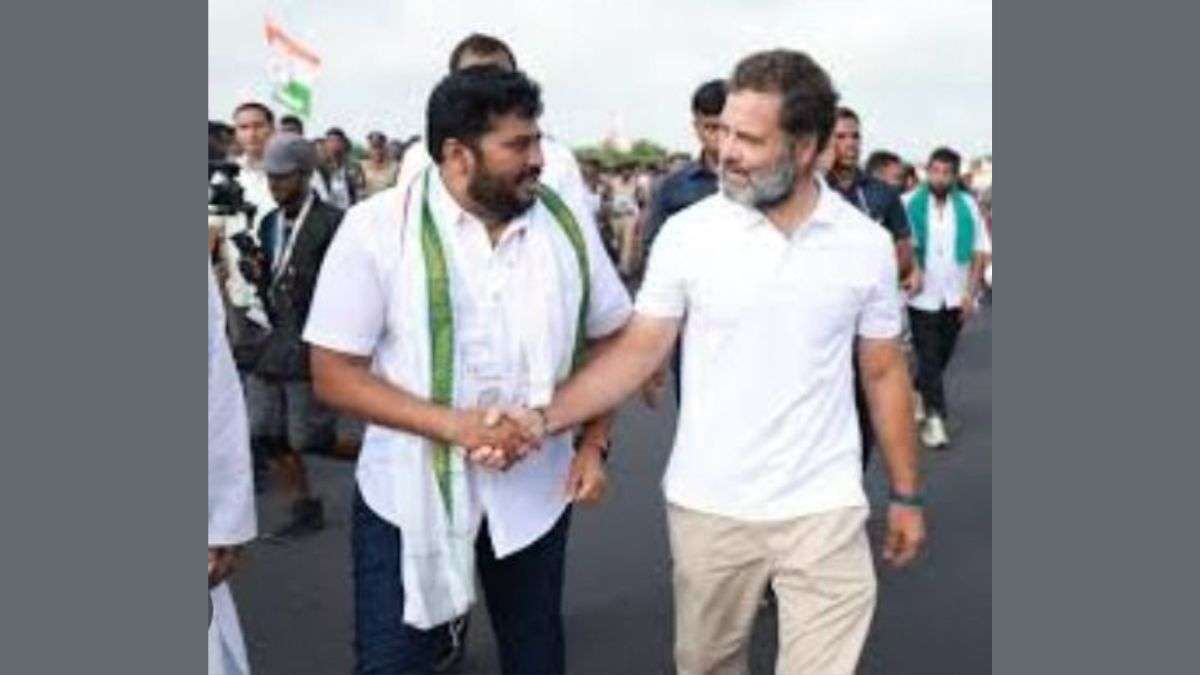 राहुल गांधी के साथ दिखा शर्टलेस प्रदर्शन का आयोजन करने वाला नेता, BJP ने साधा निशाना