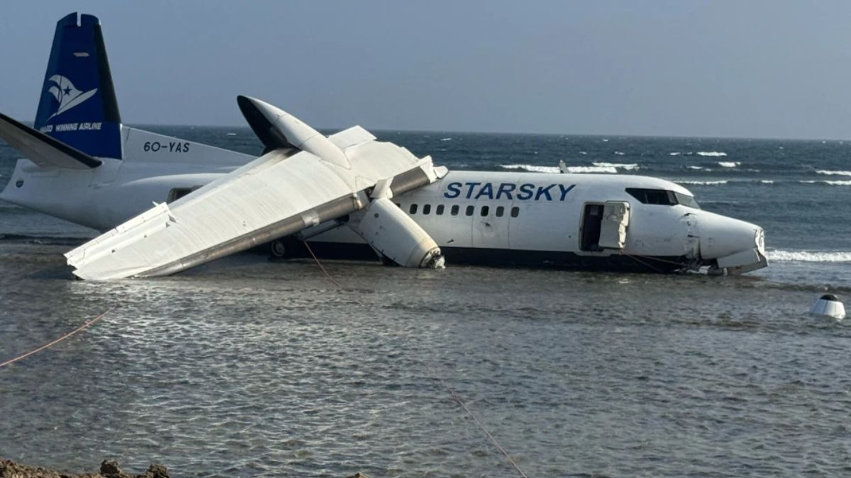 सोमालिया के समुद्र में हुई पैसेंजर प्लेन की क्रैश लैंडिंग, सामने आया घटना का खौफनाक VIDEO