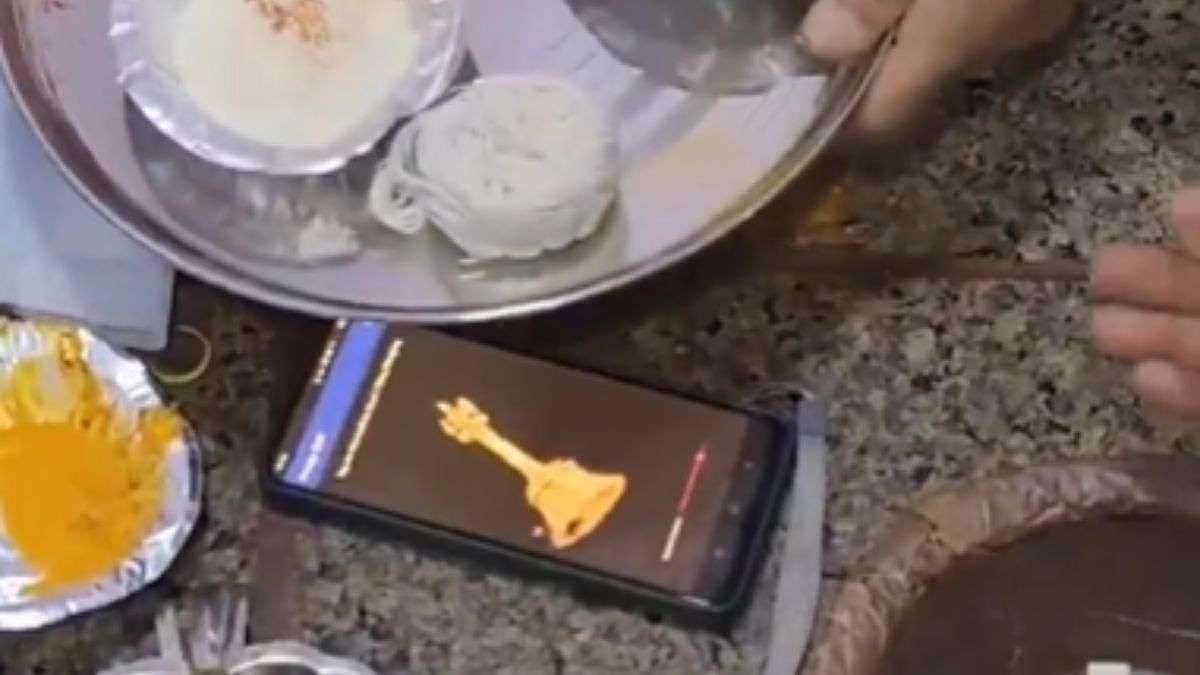 आजकल के पंडित जी भी एडवांस हो गए हैं, पूजा कराने का यह तरीका हो रहा है वायरल