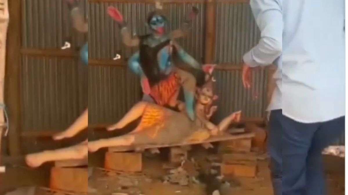 बांग्लादेश चुनाव के बाद हिंदुओं पर फिर शुरू हुए हमले, अराजकों ने काली मंदिर की मूर्ति को तोड़ा; VIDEO आया सामने