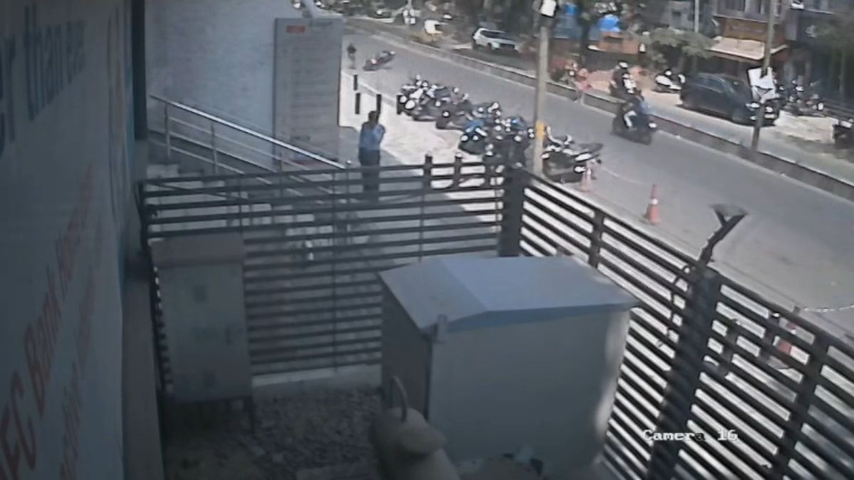 टक्कर लगते ही हवा में उछली महिला, मच गई चीख पुकार, हादसे का वीडियो आया सामने