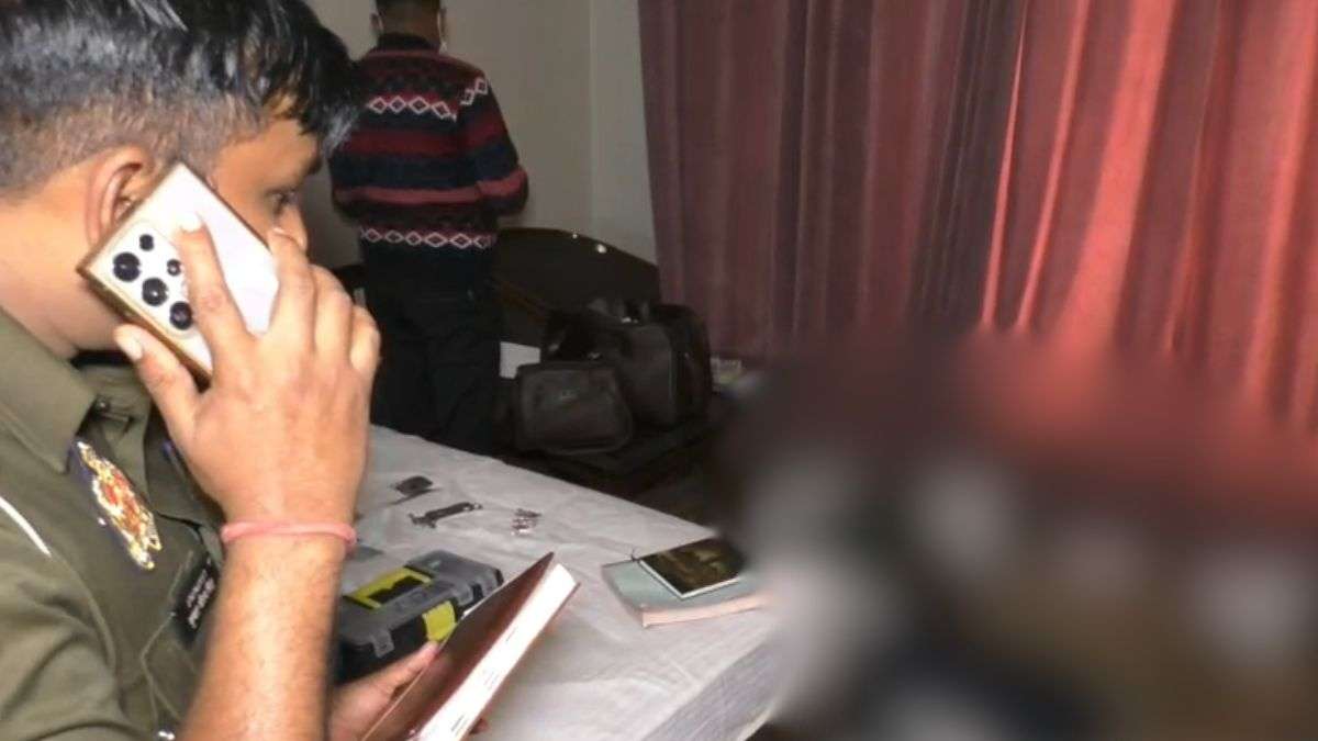 यूपी: वाराणसी के होटल का कमरा 3 दिन से बंद था, जब खुला तो निकलीं सगे भाई-बहन की लाशें, मचा हड़कंप
