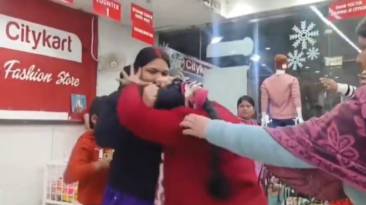 मॉल में गर्लफ्रेंड को शॉपिंग करा रहा था युवक, तभी पहुंच गई पत्नी, दांत कांटा, बाल पकड़कर लगी मारने; वीडियो वायरल
