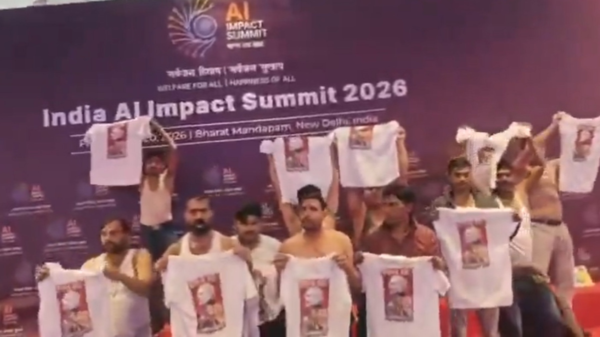 भारत मंडपम में यूथ कांग्रेस का प्रदर्शन, कार्यकर्ताओं ने शर्ट उतारकर विरोध जताया