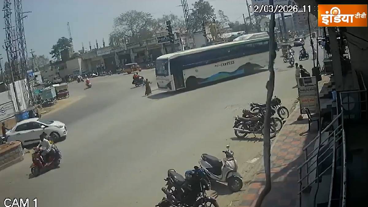 तेलंगाना: सड़क पार कर रही महिला को इलेक्ट्रिक बस ने कुचला, मौके पर तोड़ा दम; सामने आया CCTV वीडियो