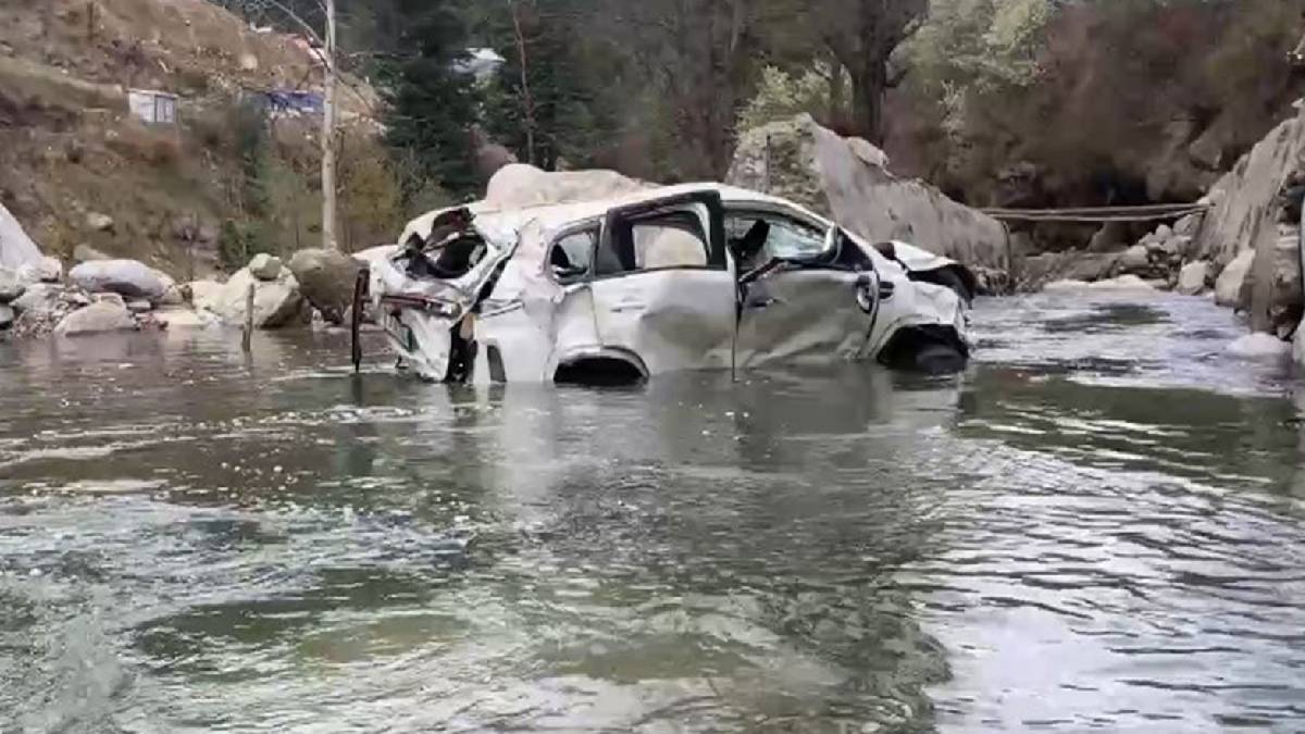 जम्मू-कश्मीर के डोडा में सड़क से फिसलकर कार नदी में गिरी, पत्नी समेत हेड कांस्टेबल की मौत, दो बच्चों की हालत गंभीर