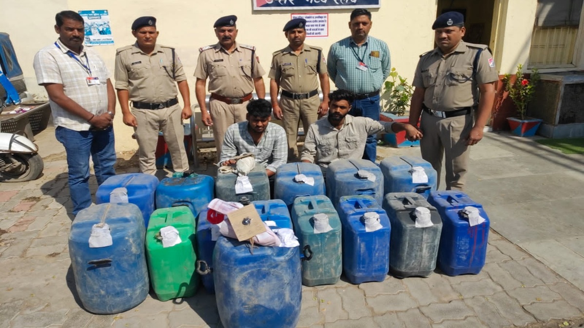 रेलवे को चपत लगा रहे थे कानपुर के चोर, दिन-दहाड़े ट्रेनों से पेट्रोल-डीजल कर रहे थे पार