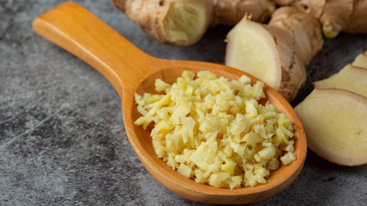 सुबह अदरक का छोटा सा टुकड़ा चबाने से क्या होता है? दूर हो सकती हैं सेहत से जुड़ी कई समस्याएं