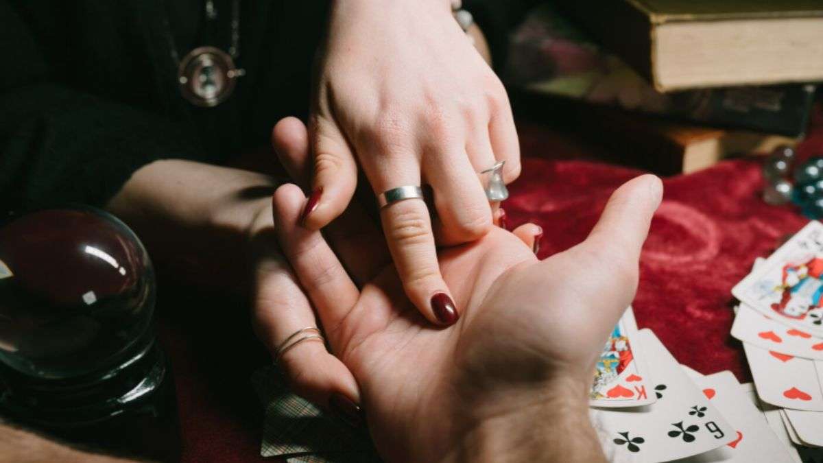Palmistry: दुर्घटना और अनहोनी का संकेत है हथेली के 5 स्थानों पर क्रॉस का निशान, समय रहते कर लें उपाय
