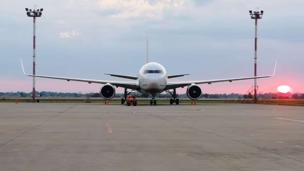 Noida Airport: यात्रियों को लेकर कब उड़ेगी पहली फ्लाइट, कब शुरू होगी बुकिंग, किन शहरों के लिए शुरू होगी सर्विस