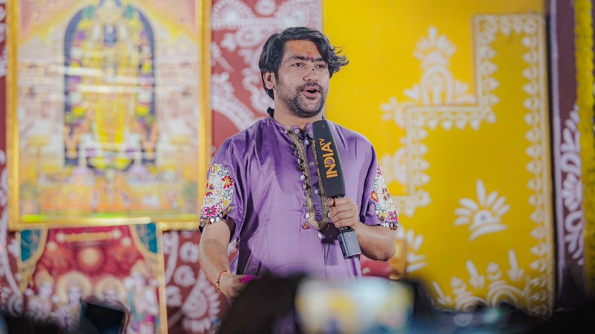 दुनिया के नेटवर्क से दूर जा रहे हैं बागेश्वर बाबा, न कथा करेंगे, न दरबार लगेगा, यहां जानिए कारण