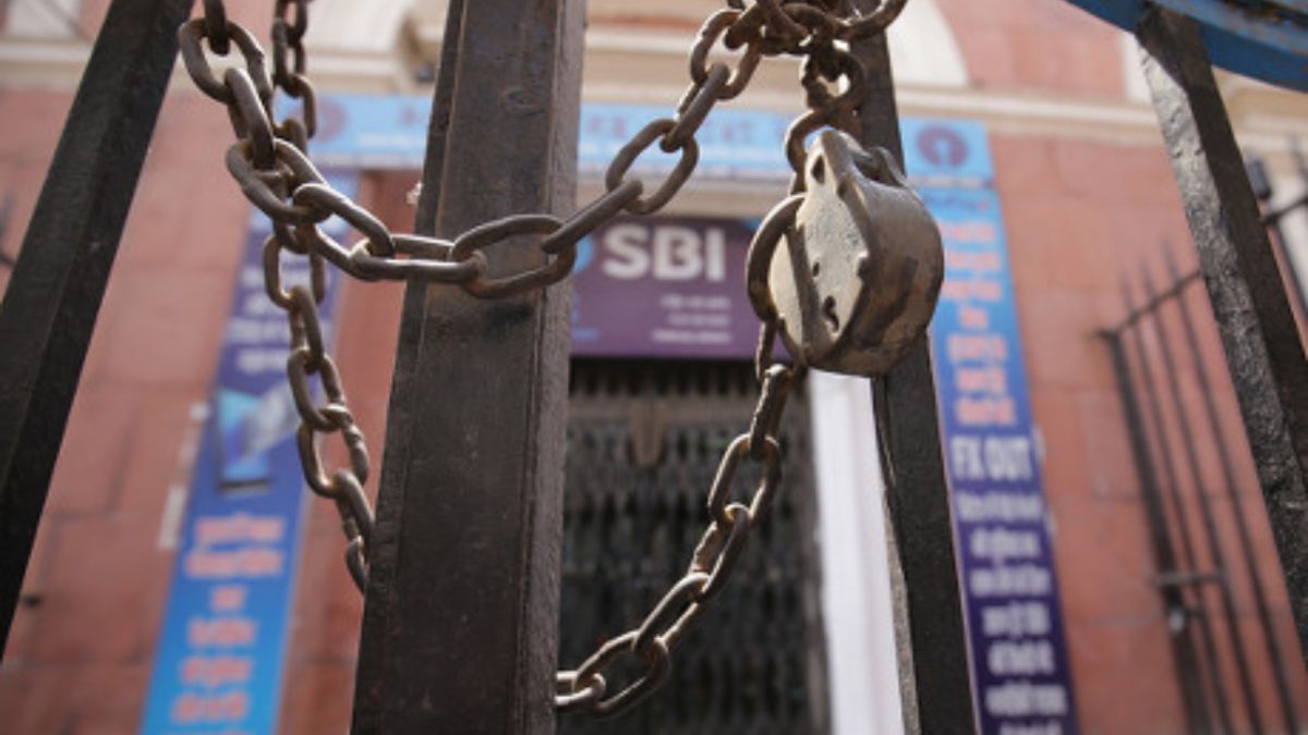 Mahavir Jayanti Holiday: इन राज्यों में आज बैंकों की रहेगी छु्ट्टी, जानें शेयर बाजार खुलेंगे या नहीं