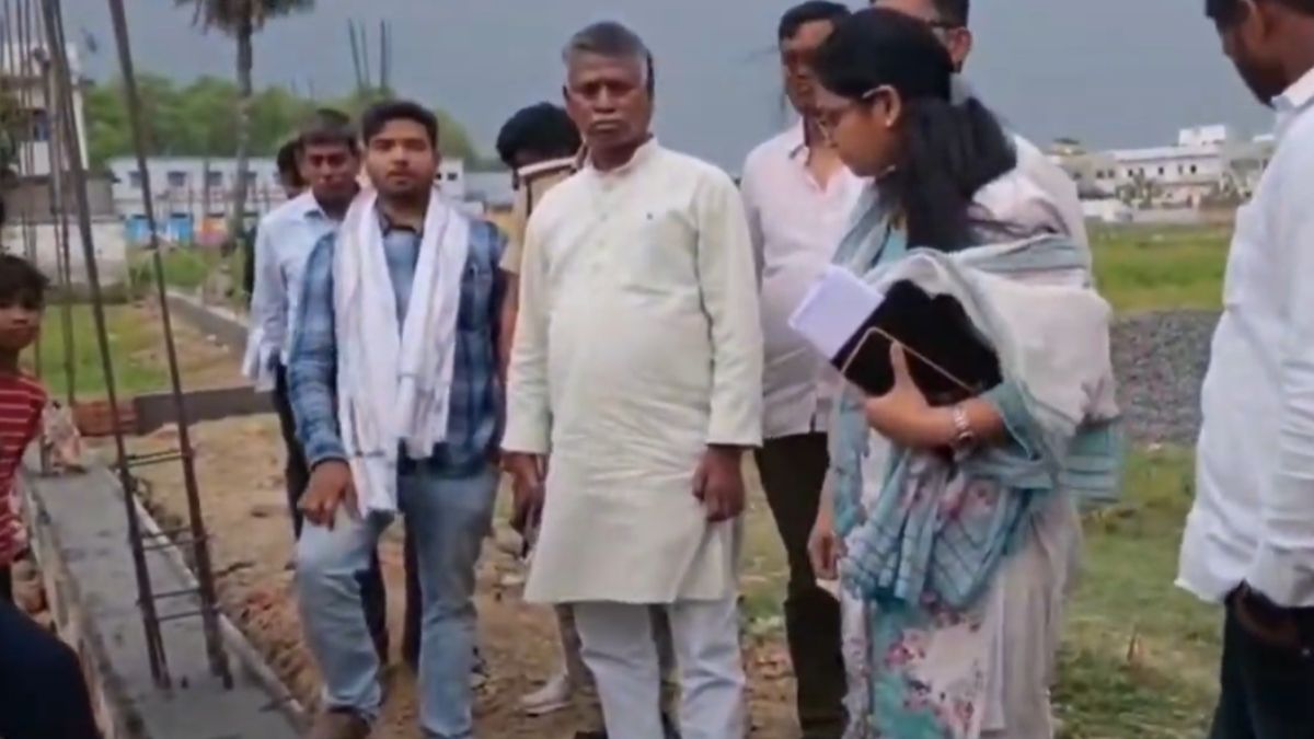 बिहार: महिला JEE पर गुस्से में फूट पड़े विधायक प्रफुल्ल मांझी, लगाई जमकर फटकार, VIDEO हो रहा वायरल