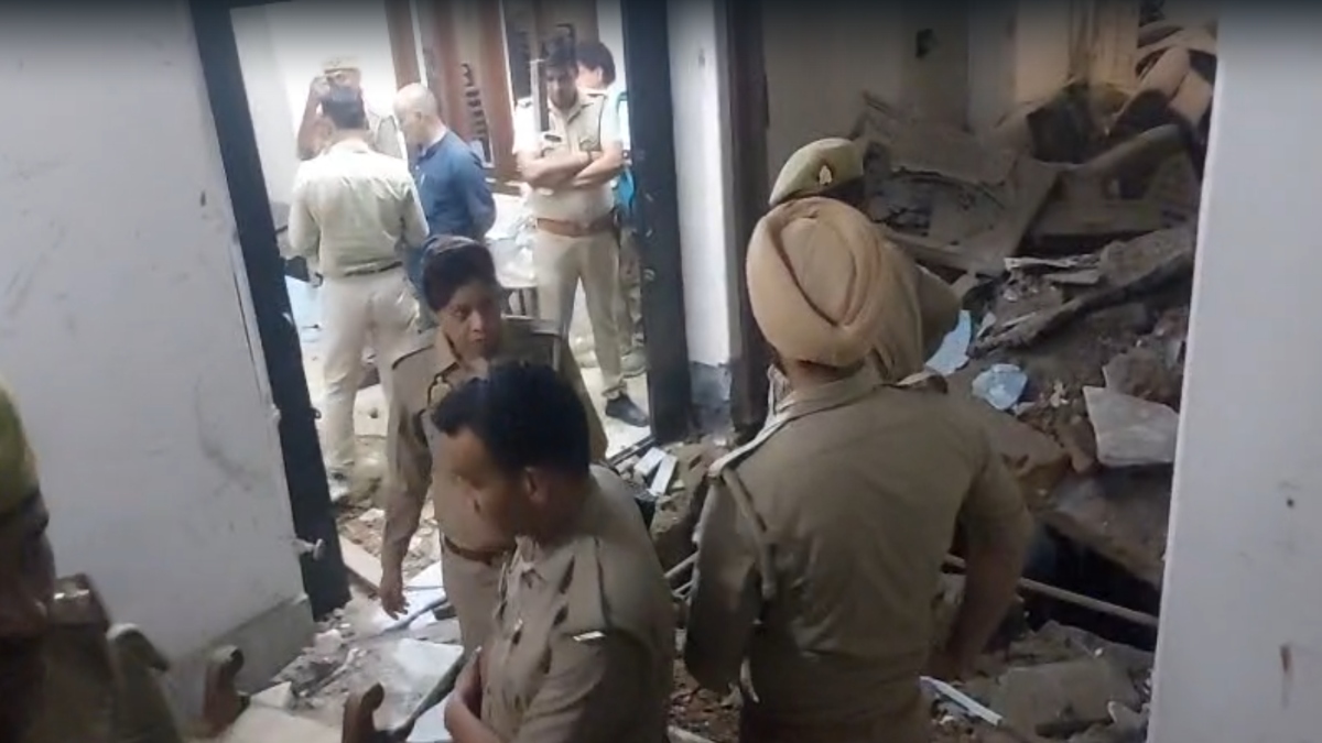 UP: पूर्व सपा विधायक विजय सिंह के घर पर भीषण ब्लास्ट, दूर तक फैला कांच और क्षतिग्रस्त हुआ मकान, 5 लोग घायल