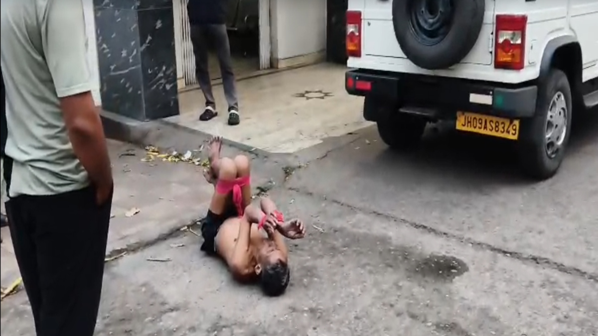 VIDEO: इलाज के दौरान शराब न मिलने से मरीज ने मचाया उत्पात, वार्ड में की तोड़फोड़, बांधे गए हाथ- पैर