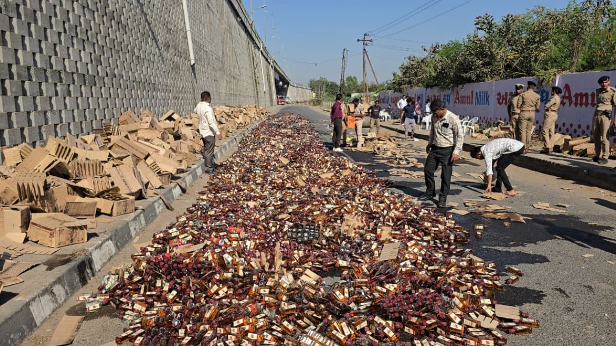 गुजरात में शराब माफियाओं पर बड़ा एक्शन, 1.2 करोड़ रुपए की विदेशी शराब पर चला बुलडोजर, देखें VIDEO