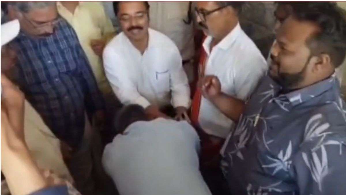 नगर निगम के नेता ने सिटी मजिस्ट्रेट के पकड़े पैर, बोले- आप बजरंग बली के अवतार हो, बचा लो, VIDEO वायरल
