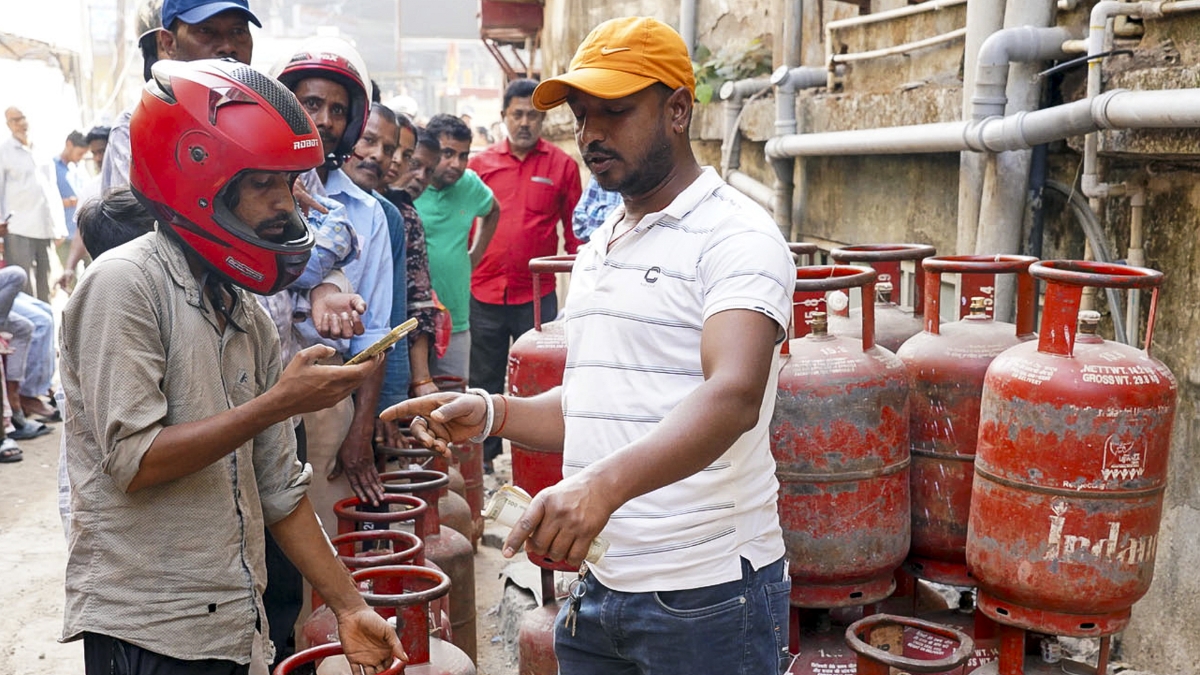 LPG Cylinder Shortage Live: देशभर की गैस एजेंसियों में आज भी लगी लंबी कतारें, LPG सप्लाई को लेकर फैली अफरातफरी!