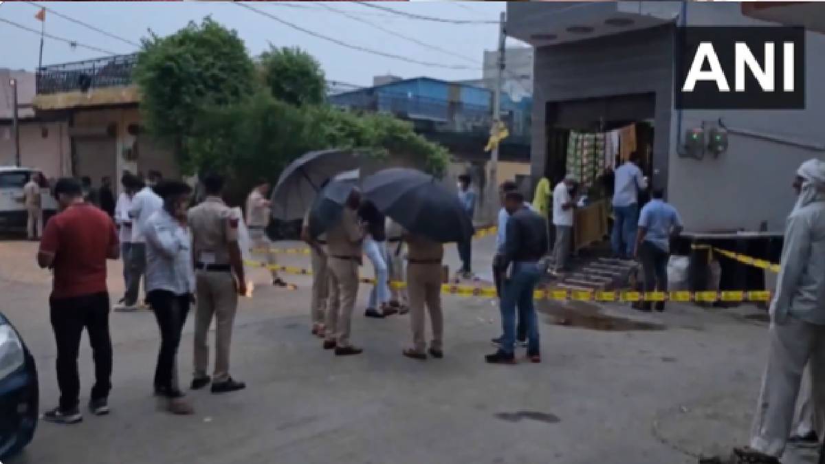दिल्ली के बवाना में गैंगवार, बदमाशों ने घर में घुसकर मारी गोलियां, एक की मौत; दो की हालत नाजुक