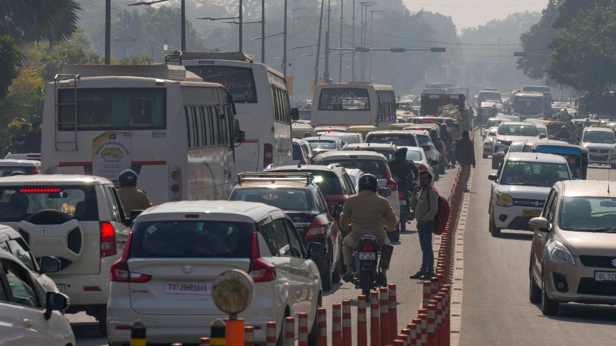 Traffic Alert: दिल्ली में रविवार को इन सड़कों पर जानें से बचें, हाफ मैराथन के चलते बंद रहेंगे कई रास्ते