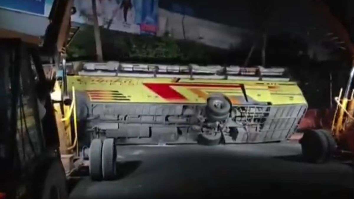 दिल्ली में तेज रफ्तार का कहर! करोल बाग में मेट्रो लाइन के नीचे पलटी डबल डेकर बस; 2 लोगों की मौत