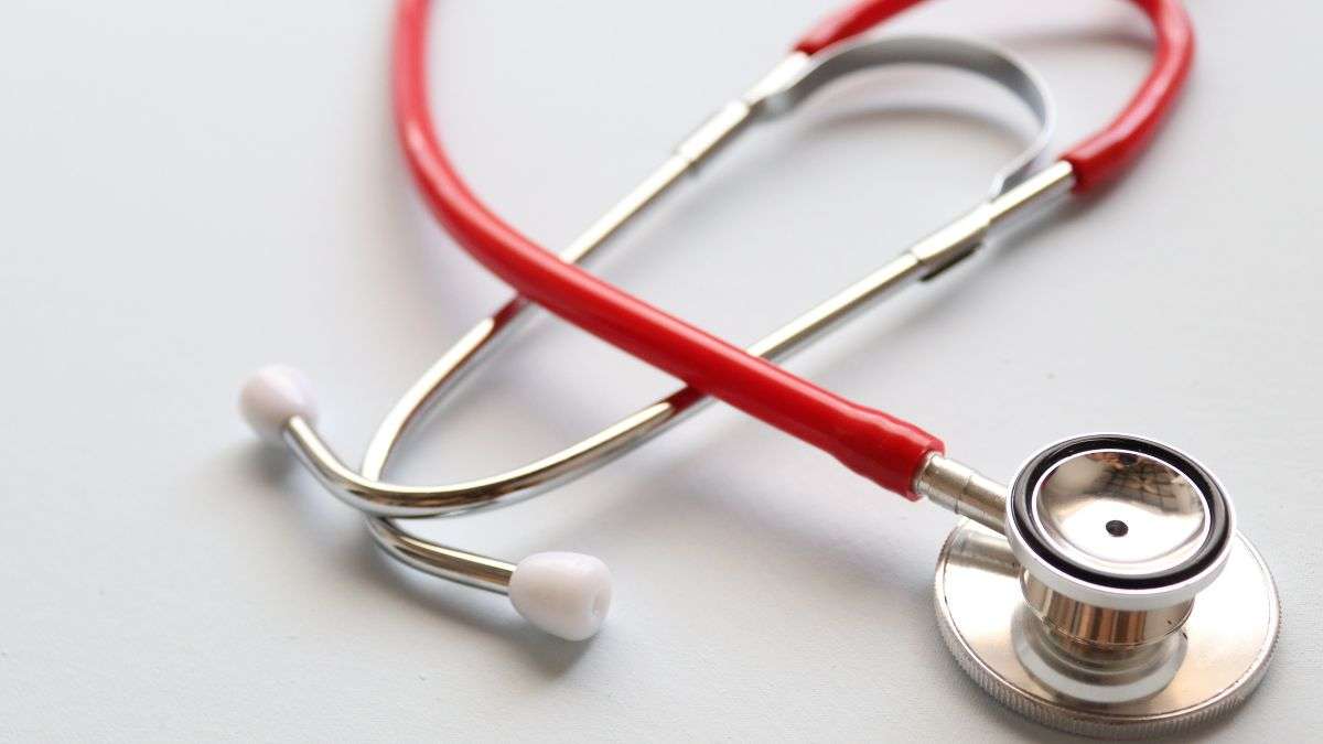 डॉक्टर बनने के लिए MBBS, BDS और BAMS में सबसे छोटा कोर्स कौन सा है? जान लें