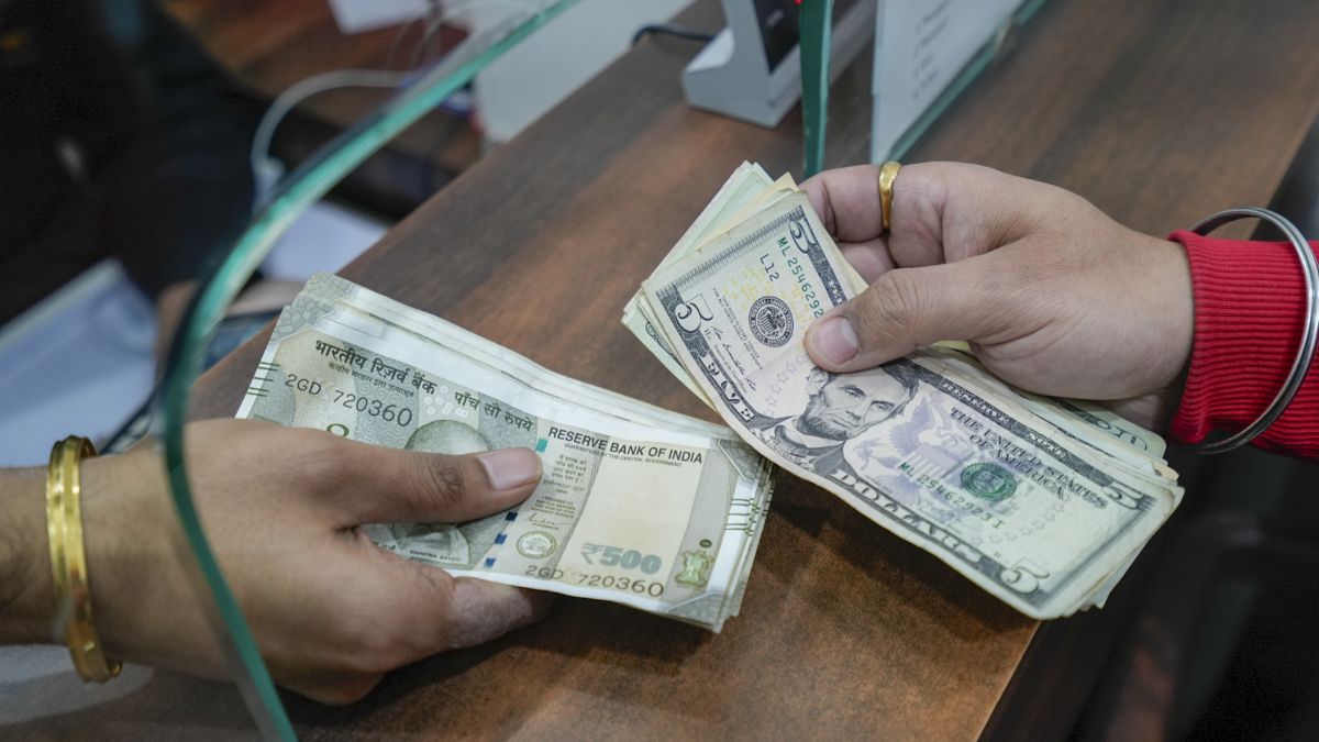 रुपये में 14 साल की सबसे बड़ी गिरावट, वित्त वर्ष 2025-26 में 10% कमजोर हुई भारतीय मुद्रा