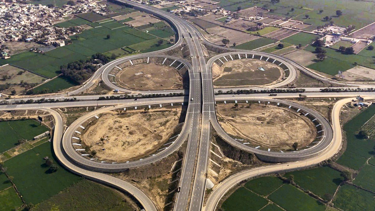 4 एक्सप्रेसवे और 1 नेशनल हाइवे से जुड़ेगा नोएडा इंटरनेशनल एयरपोर्ट, समझें पूरा रूट प्लान