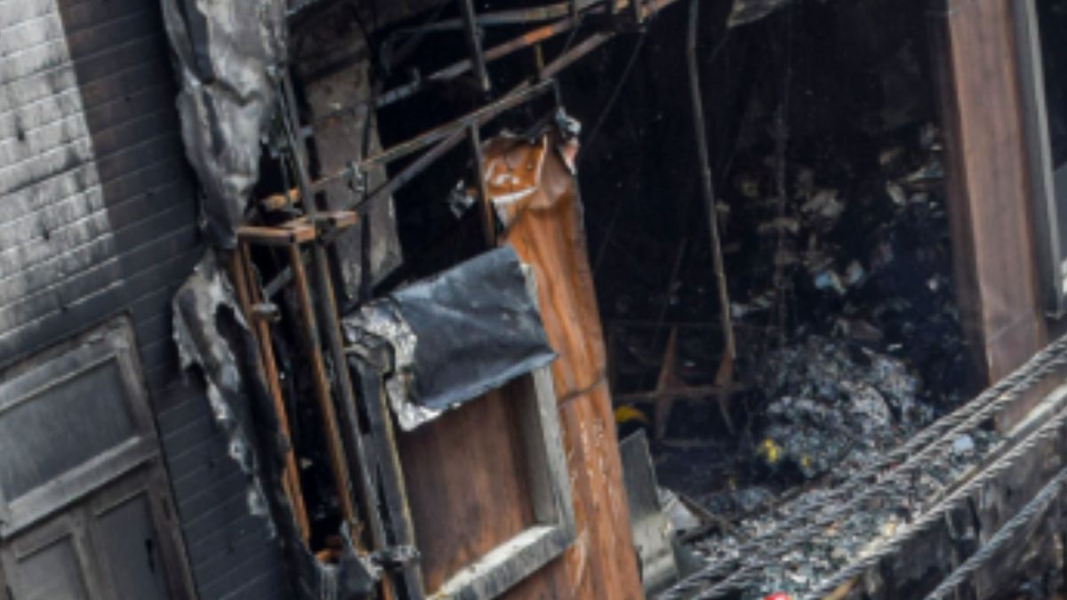 अहमदाबाद की एक मल्टी स्टोरी बिल्डिंग लगी भीषण आग, एक फ्लैट का पूरा सामान हुआ खाक