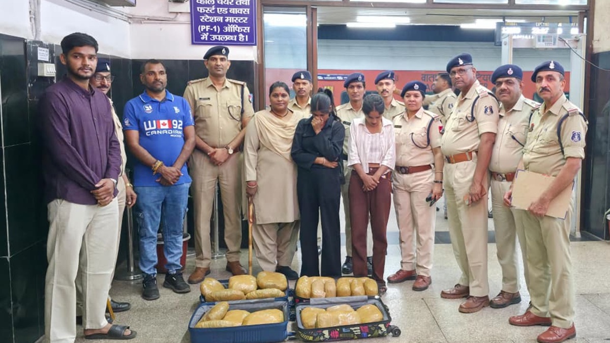 वंदे भारत एक्सप्रेस में गांजे की तस्करी करते हुए 2 लड़कियां गिरफ्तार, 24 किलो गांजा जब्त