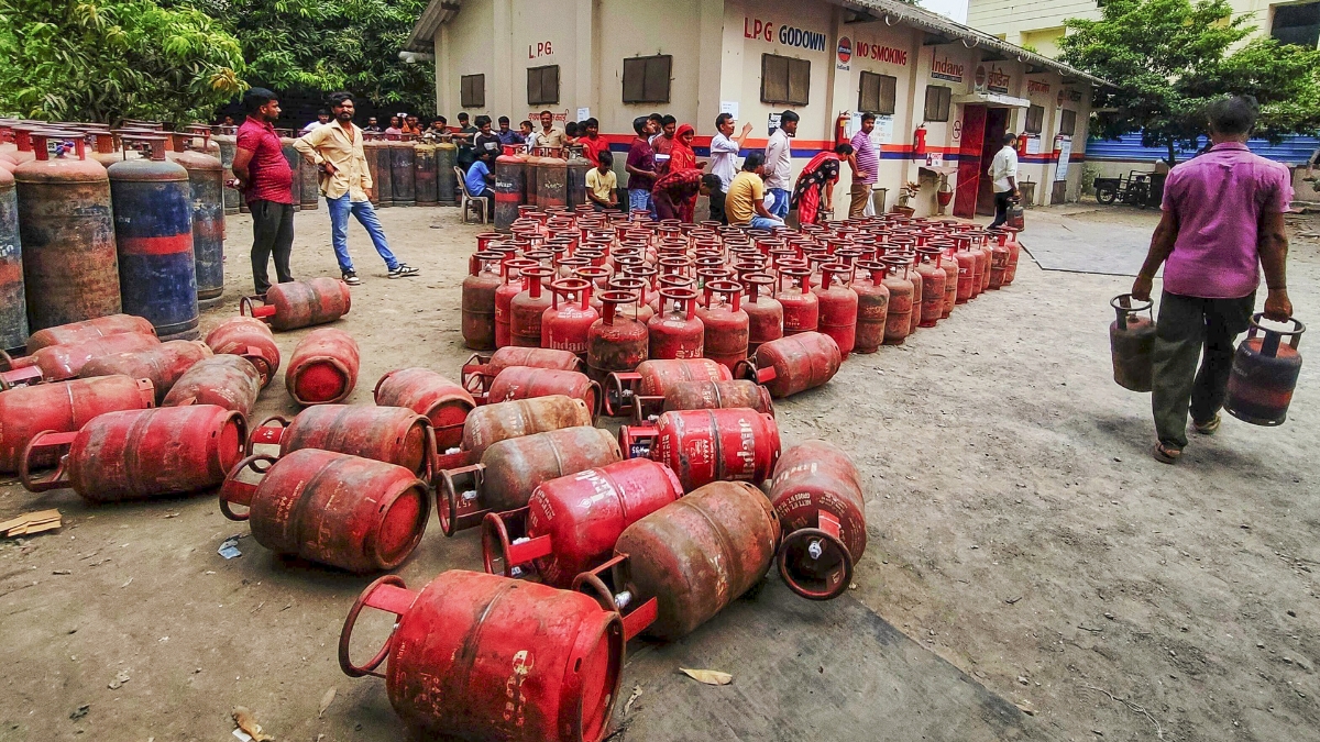 अफवाहों से मचा हड़कंप, लेकिन सच कुछ और! भारत में पेट्रोल-डीजल और गैस को लेकर सरकार का बड़ा दावा