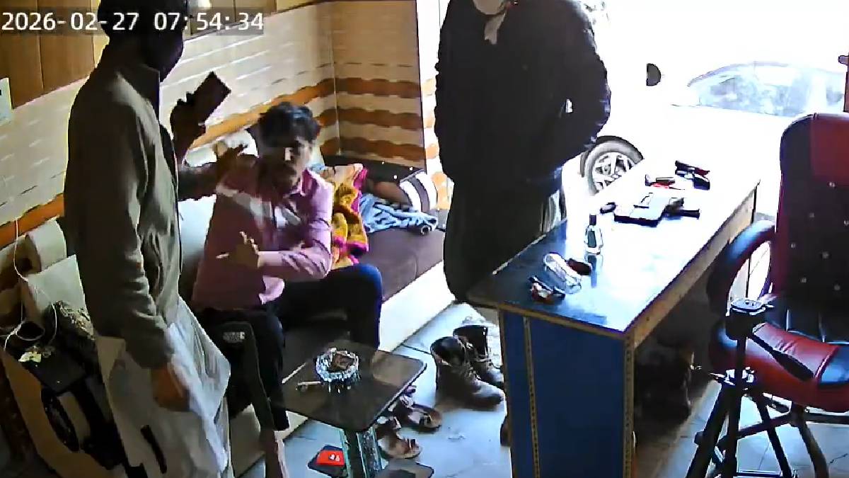 यूट्यूबर सलीम वास्तिक पर जानलेवा हमले का CCTV फुटेज आया सामने, ताबड़तोड़ चाकू मारते दिखे ज़ीशान-गुलफाम