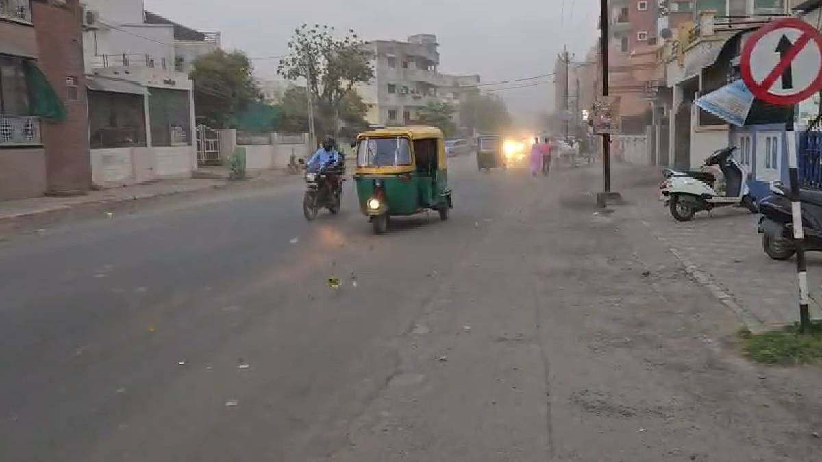 गुजरात में मिनी चक्रवात जैसे हालात, कई जिलों में धूल भरी आंधी के साथ बारिश, तार टूटने से बिजली गुल