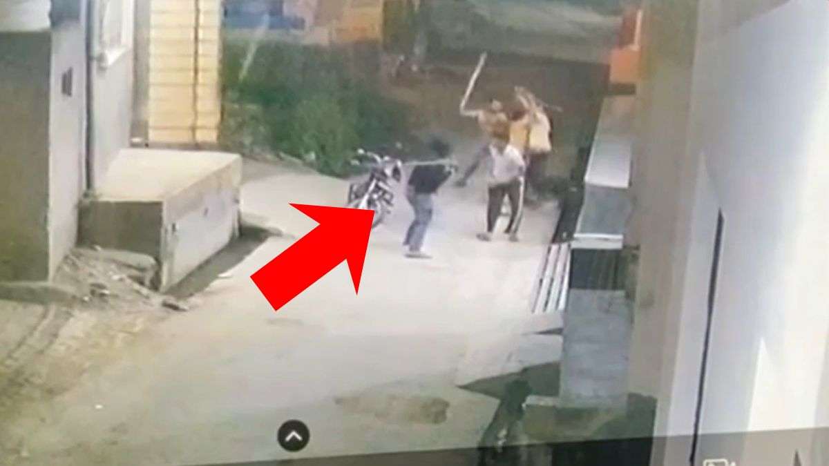 बाइक से आए बदमाश टूट पड़े, लाठी-डंडों से मारा! CCTV में कैद हुआ मारपीट का वीडियो