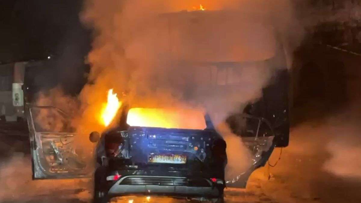 VIDEO: तेज रफ्तार कार के खड़ी बस में टक्कर मारने से लगी भीषण आग, धू-धूकर जलीं दोनों गाड़ियां