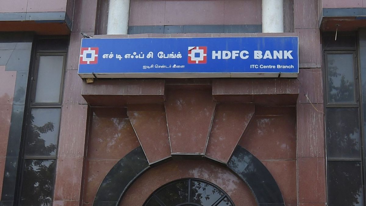 HDFC Bank ने 3 अधिकारियों को बाहर का रास्ता दिखाया, मिस-सेलिंग केस में उठाया सख्त कदम