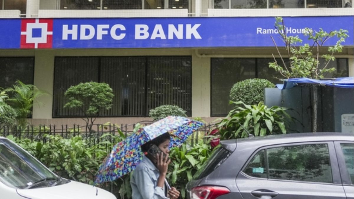 HDFC Bank में चल क्या रहा है, पूर्व चेयरमैन अतनु चक्रवर्ती ने देश के सबसे बड़े प्राइवेट बैंक से क्यों दिया इस्तीफा