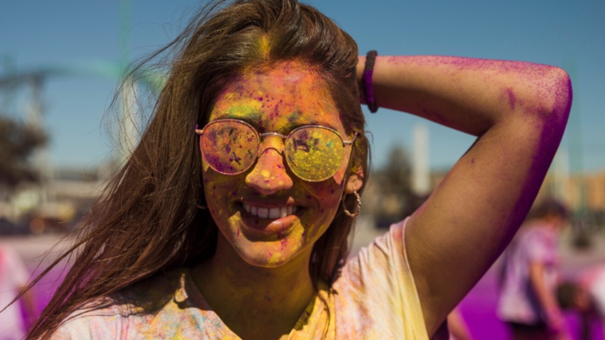 नहीं छूट रहा है होली का रंग, बस 5 मिनट में साफ हो जाएगा चेहरा, किचन में रखी किन 5 चीजों को मिलाकर लगाएं?