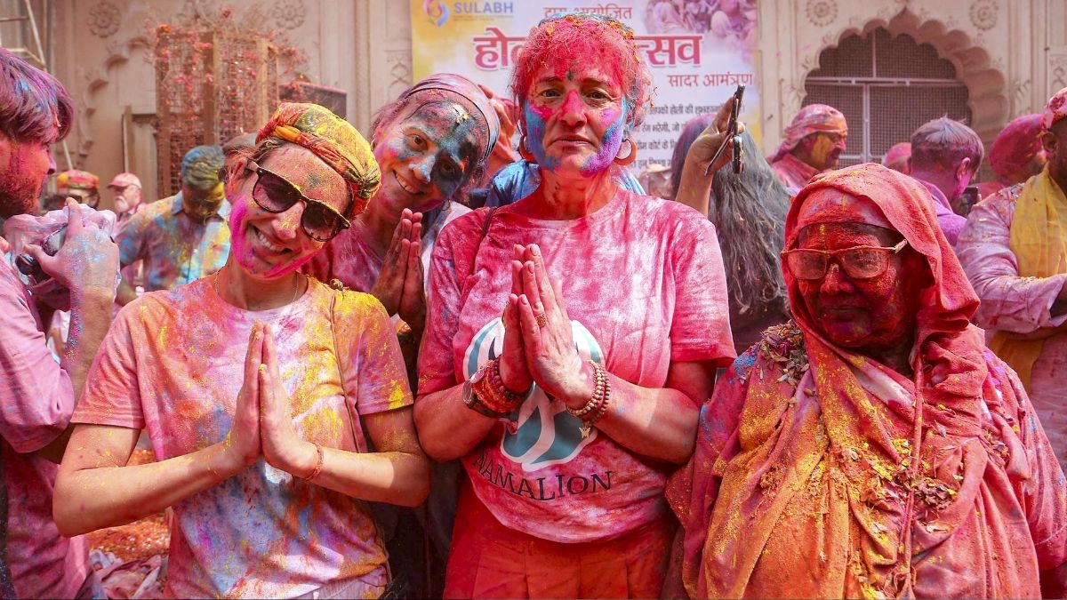 Holi 2026: होली की सुबह सबसे पहले क्या करें, किस भगवान को चढ़ाए किस रंग का गुलाल? जानिए इसका महत्व
