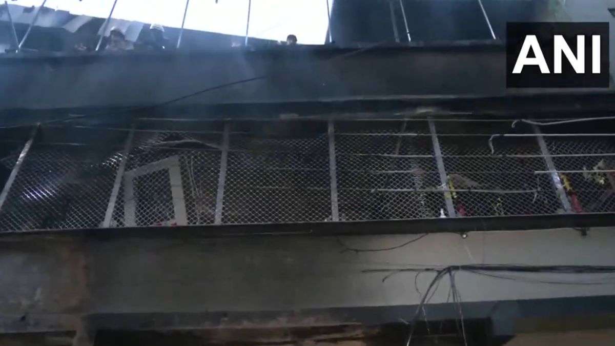 चार्जिंग प्वाइंट की चिंगारी से घर में लगी भीषण आग, 6 लोगों की मौत; घर में रखे हुए थे गैस के 10 टैंक