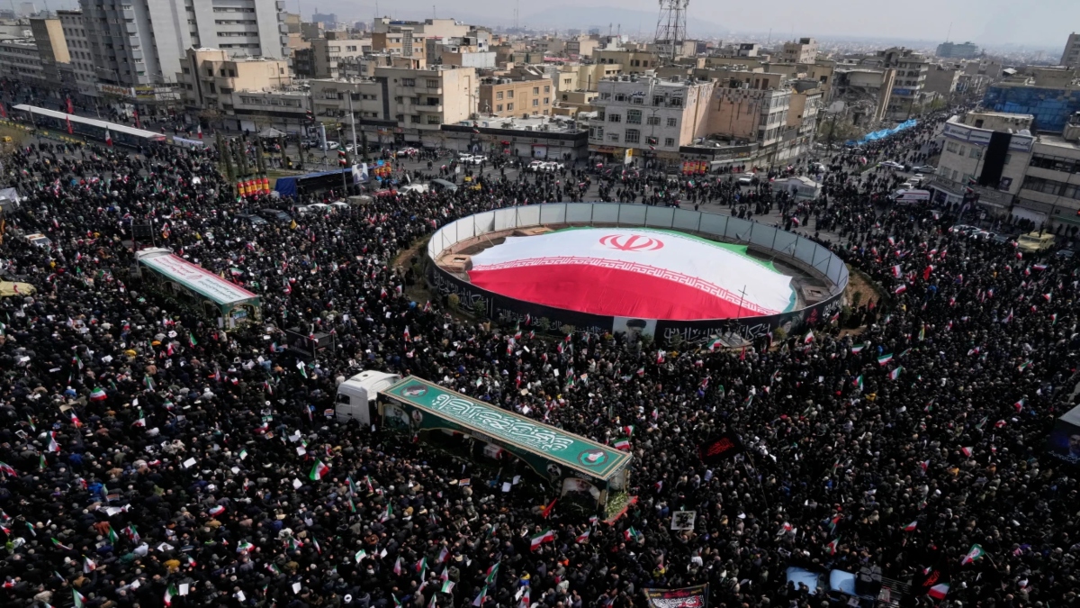 Explainer: अमेरिका-इजरायल के भी छूट रहे पसीने , ईरान में सत्ता परिवर्तन क्यों आसान नहीं, 10 प्वाइंट्स में जानें