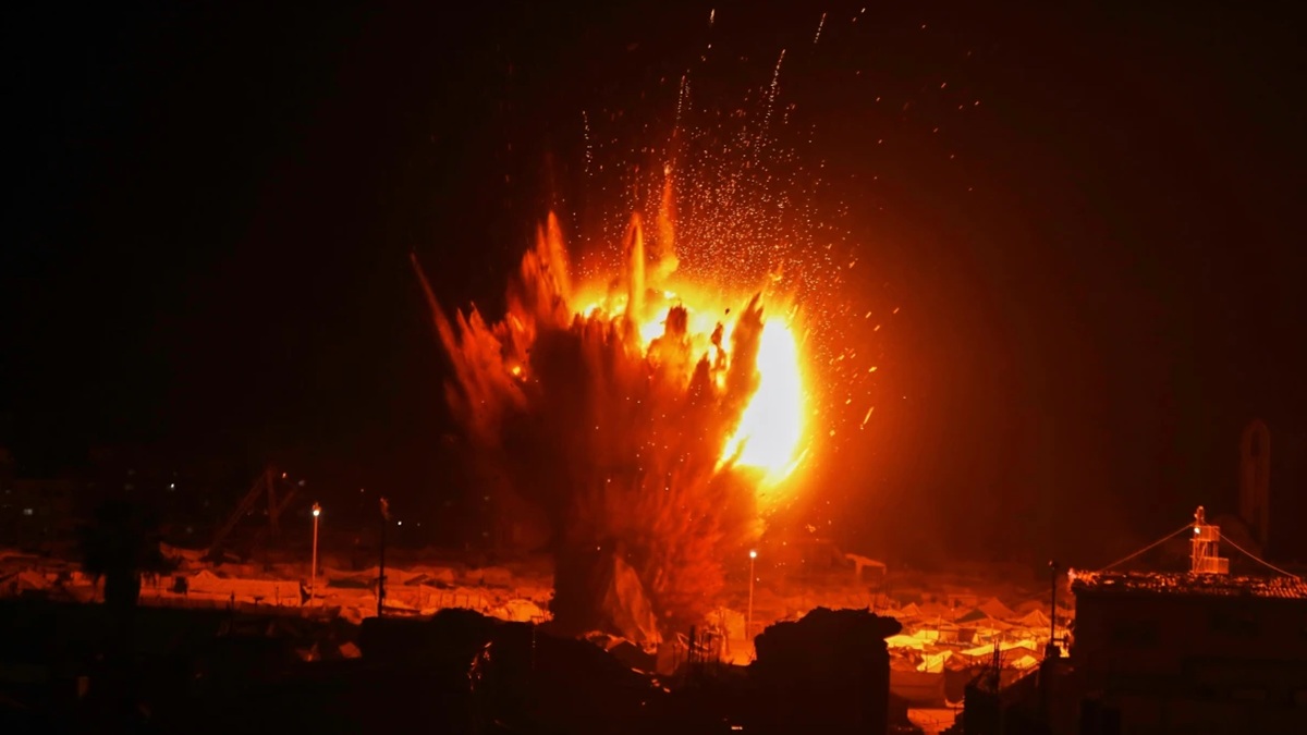 Israel US Iran War Updates LIVE: इजरायल ने तेहरान में किया भीषण हमला, ईरान ने भी खाड़ी देशों को बनाया निशाना