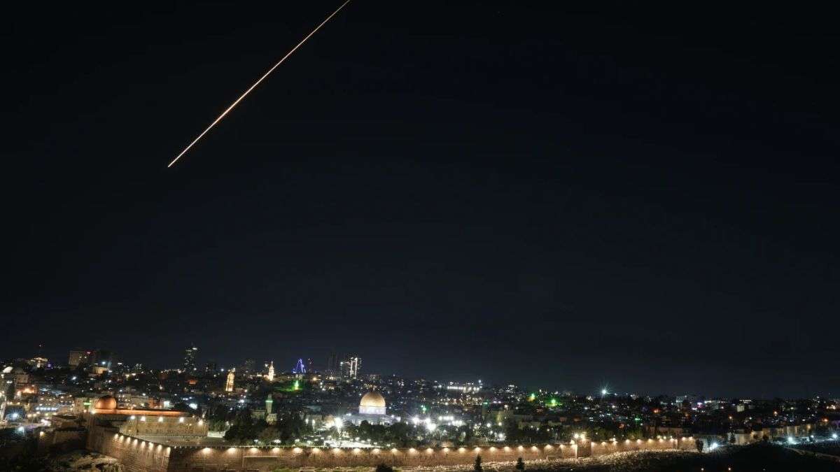 इजरायल पर ईरान के जवाबी हमले का वीडियो सामने आया, एक के बाद एक कई मिसाइलें हुईं लॉन्च