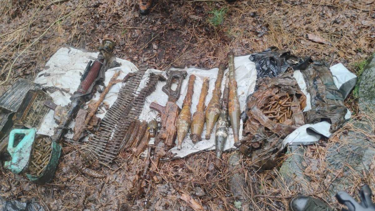 बांदीपुरा के जंगल में आतंकी ठिकानों का पता चला, हथियार और गोला-बारूद बरामद