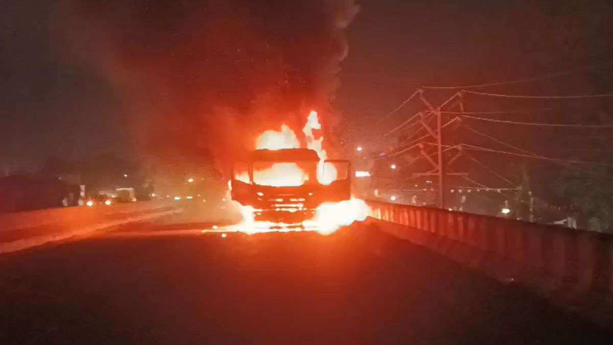 VIDEO: चलते ट्रक में अचानक भीषण अग्निकांड, करीब 100 मीटर तक दौड़ता रहा जलता हुआ वाहन; 3 लोगों ने ऐसे बचाई जान