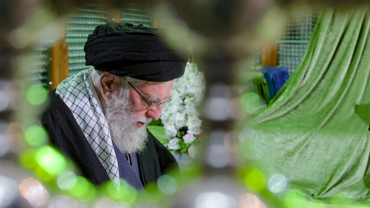 'खामेनेई के महल पर इकट्ठा हैं ईरान के शीर्ष सैन्य अधिकारी', जानिए इजरायल की 'मोसाद' एजेंसी ने कैसे लगाया पता?